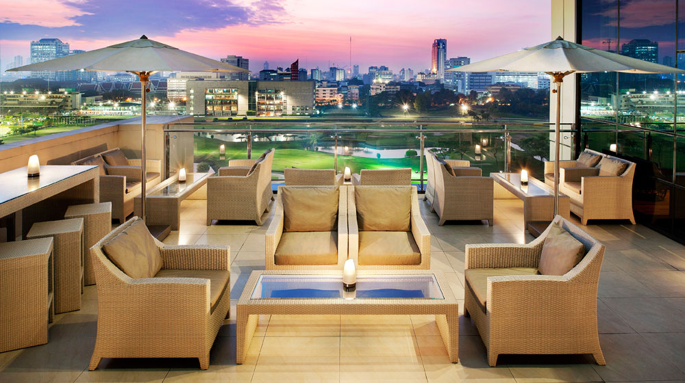 http://www.theluxtraveller.com/wp-content/uploads/2013/01/outside-terrace-st-regis-bar-bangkok.jpg